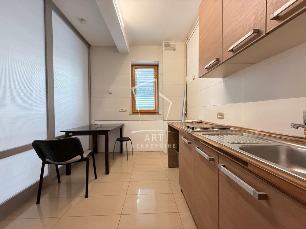 Slika 7 - Bulevar oslobođenja, Petosoban stan za izdavanje, 135m2, 1.600€