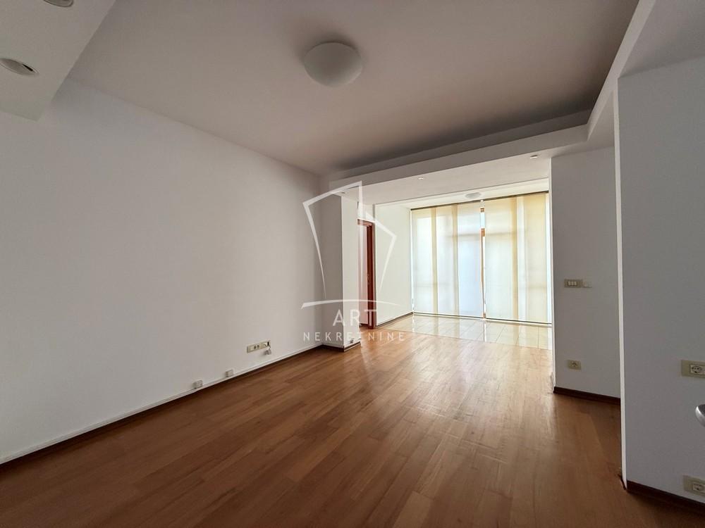 Glavna slika -Bulevar oslobođenja, Petosoban stan za izdavanje, 135m2, 1.600€