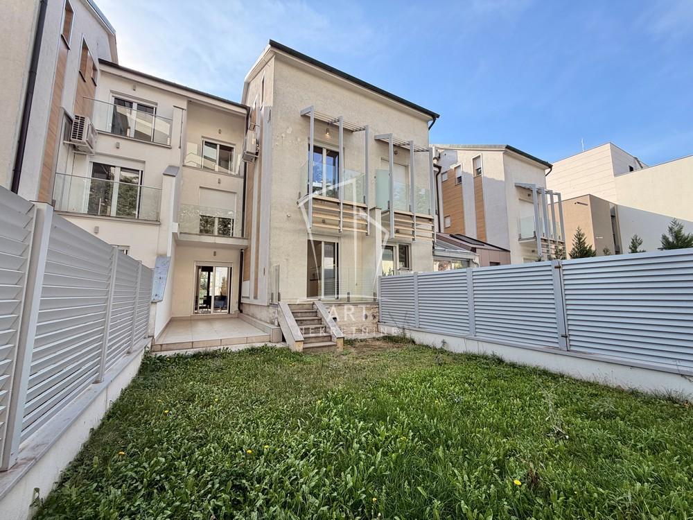 Glavna slika -Miće Orlovića,  Kuća za izdavanje, 138m2, 2.300€