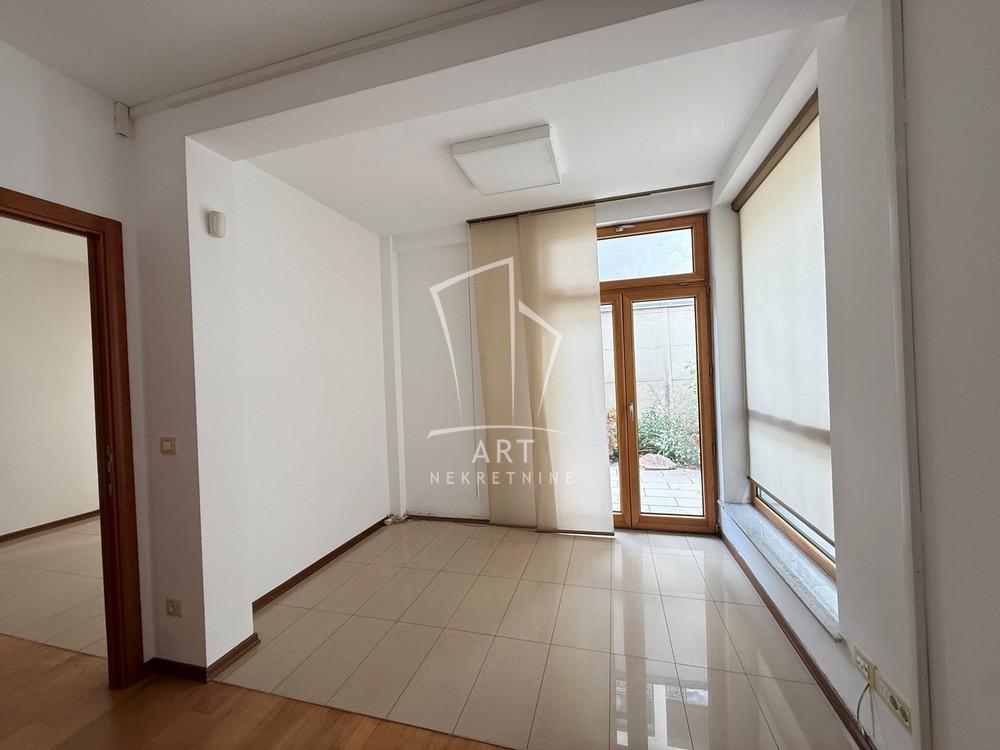 Slika 11 - Bulevar oslobođenja,  Lokal za izdavanje, 135m2, 1.600€
