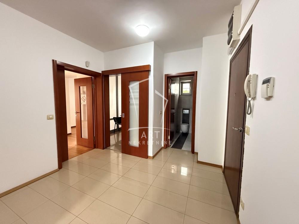 Slika 2 - Bulevar oslobođenja,  Lokal za izdavanje, 135m2, 1.600€