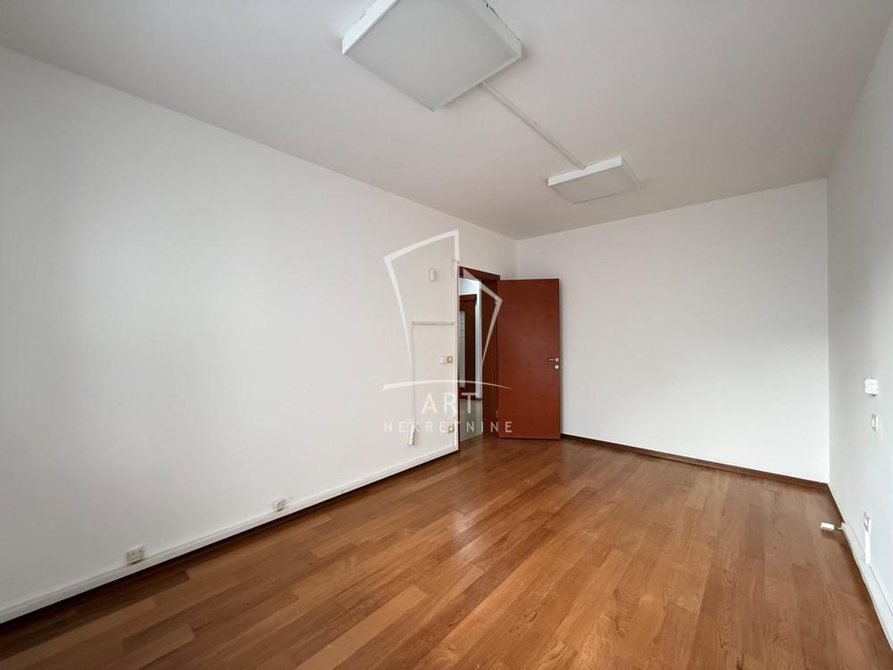 Slika 4 - Bulevar oslobođenja,  Lokal za izdavanje, 135m2, 1.600€