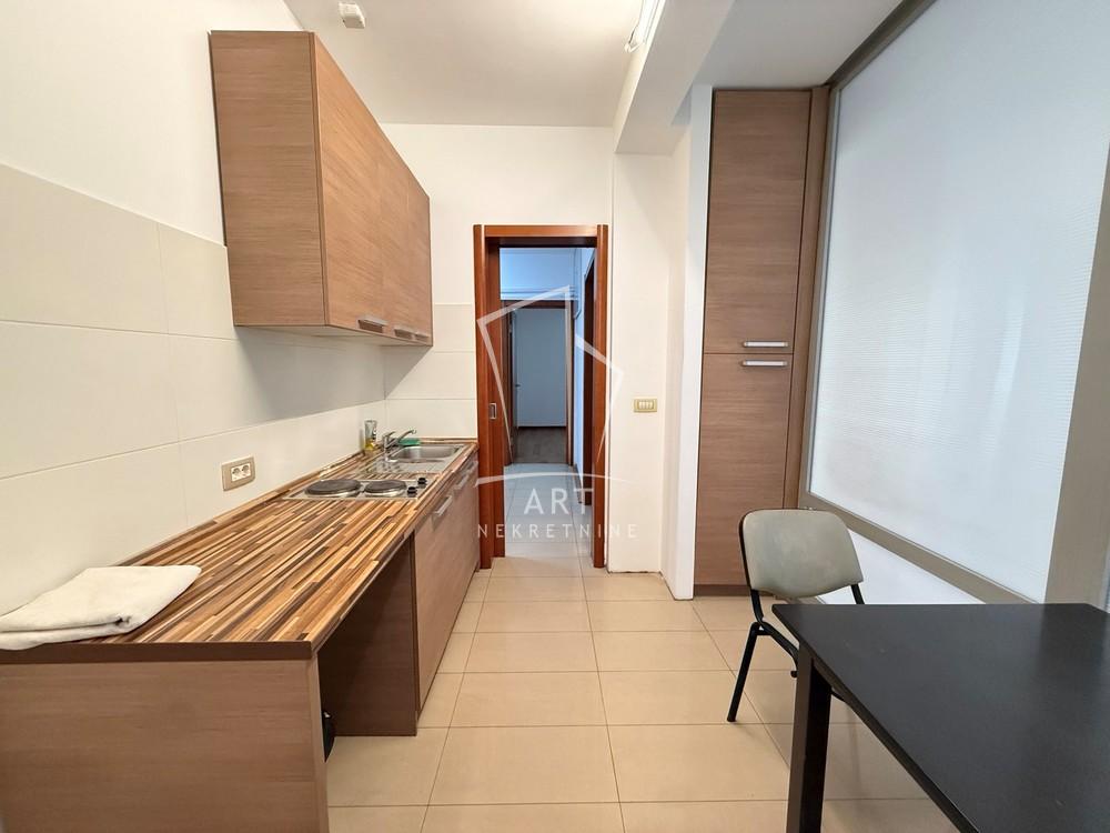 Slika 8 - Bulevar oslobođenja,  Lokal za izdavanje, 135m2, 1.600€