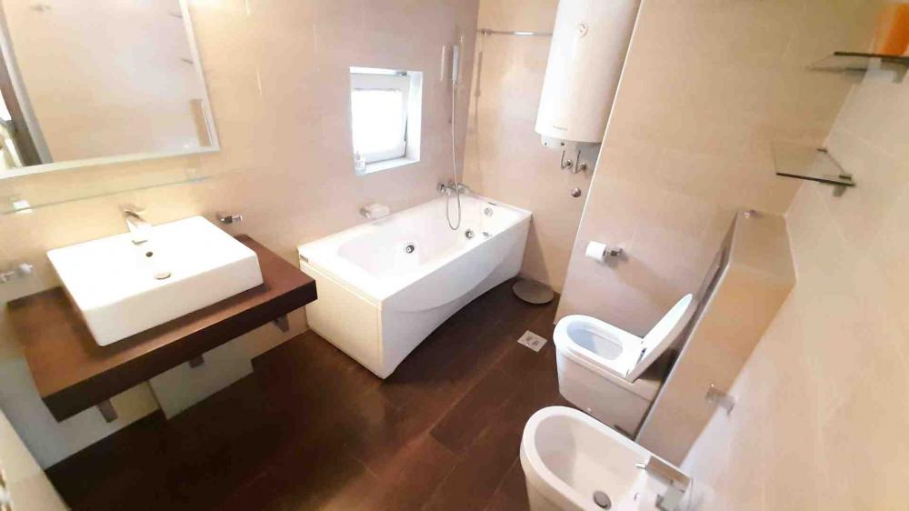 Slika 10 - Baba Višnjina, Trosoban stan za izdavanje, 140m2, 1.900€