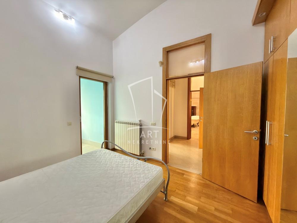 Slika 9 - Dalmatinska, Petosoban stan za izdavanje, 222m2, 2.200€