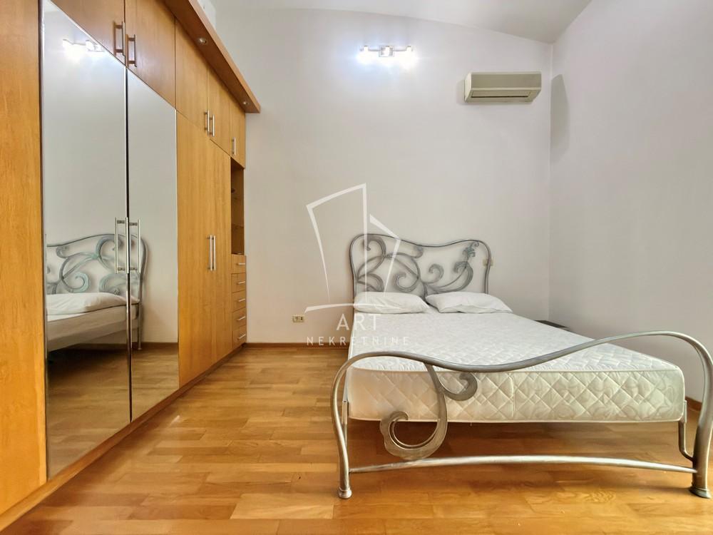 Slika 8 - Dalmatinska, Petosoban stan za izdavanje, 222m2, 2.200€