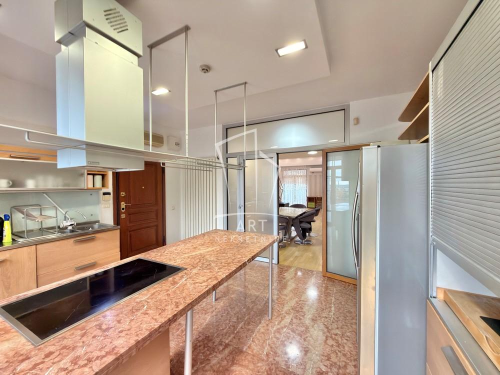 Slika 5 - Dalmatinska, Petosoban stan za izdavanje, 222m2, 2.200€