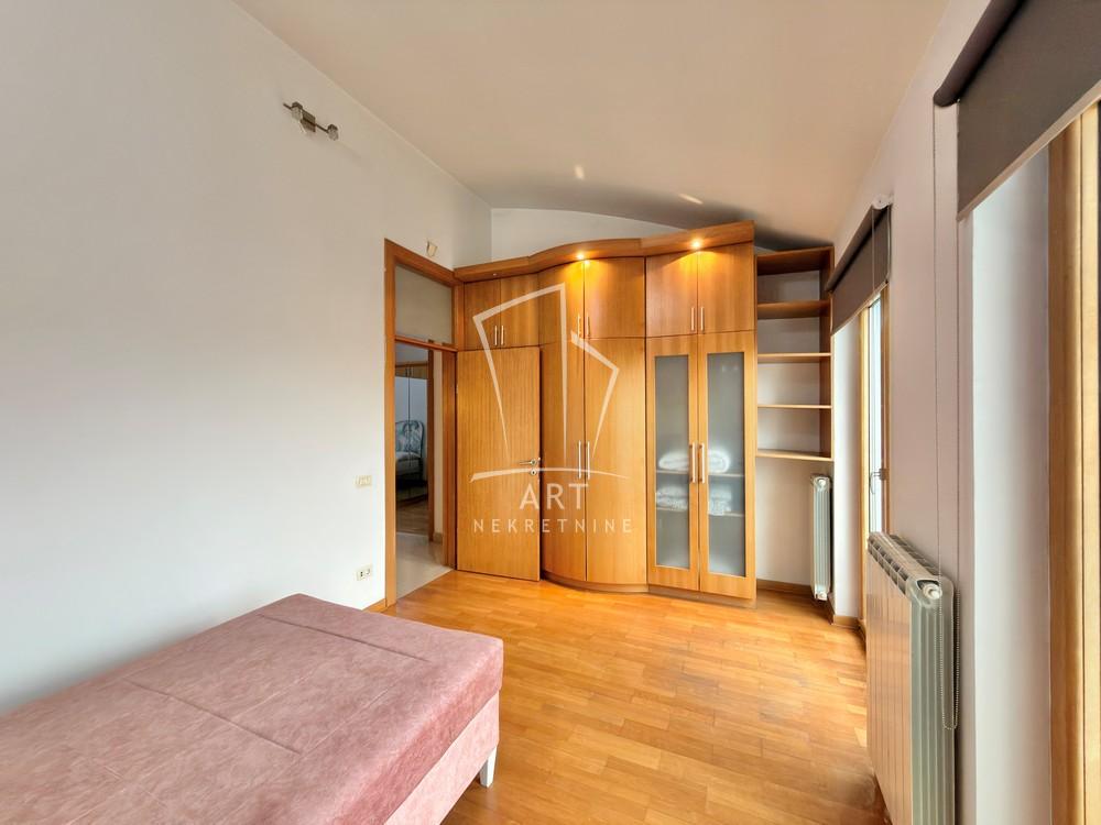 Slika 11 - Dalmatinska, Petosoban stan za izdavanje, 222m2, 2.200€