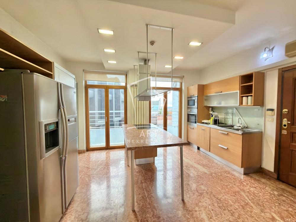 Slika 3 - Dalmatinska, Petosoban stan za izdavanje, 222m2, 2.200€