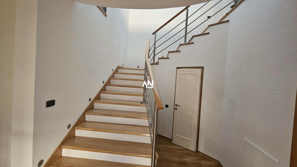 Slika 4 - Geteova,  Kuća za izdavanje, 200m2, 2.000€