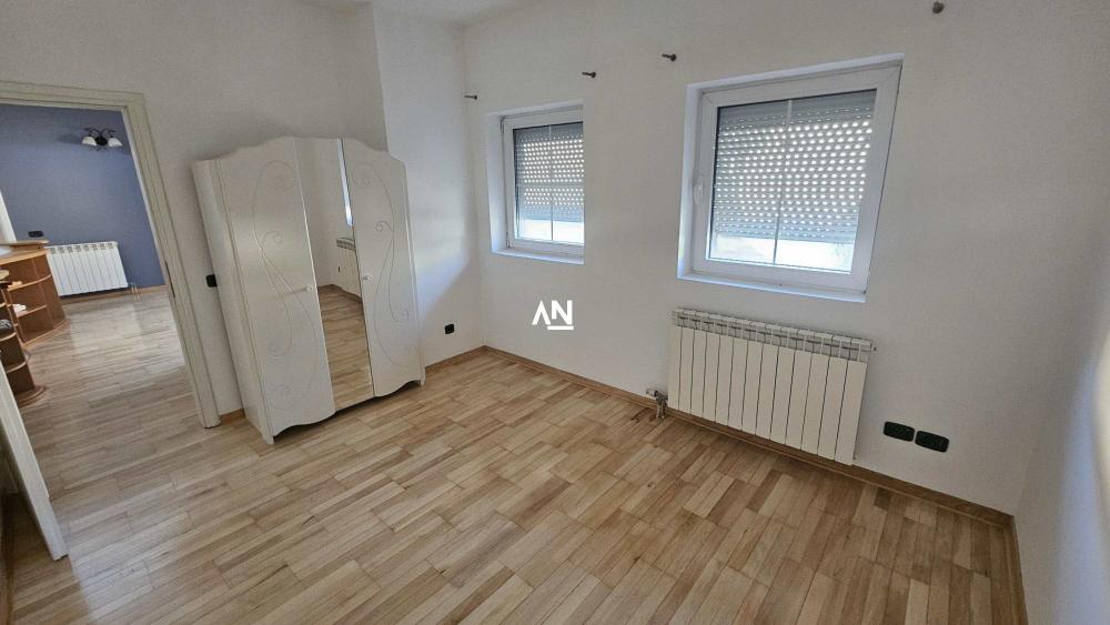 Slika 8 - Geteova,  Kuća za izdavanje, 200m2, 2.000€