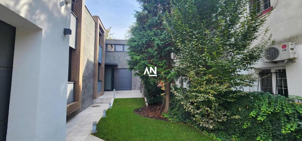 Slika 1 - Banjičkih žrtava,  Kuća za izdavanje, 220m2, 3.500€