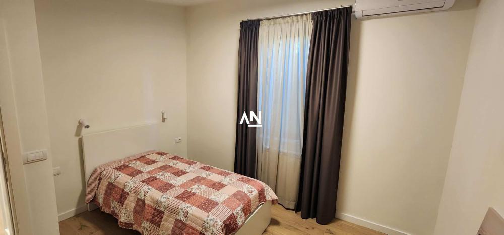 Slika 10 - Banjičkih žrtava,  Kuća za izdavanje, 220m2, 3.500€