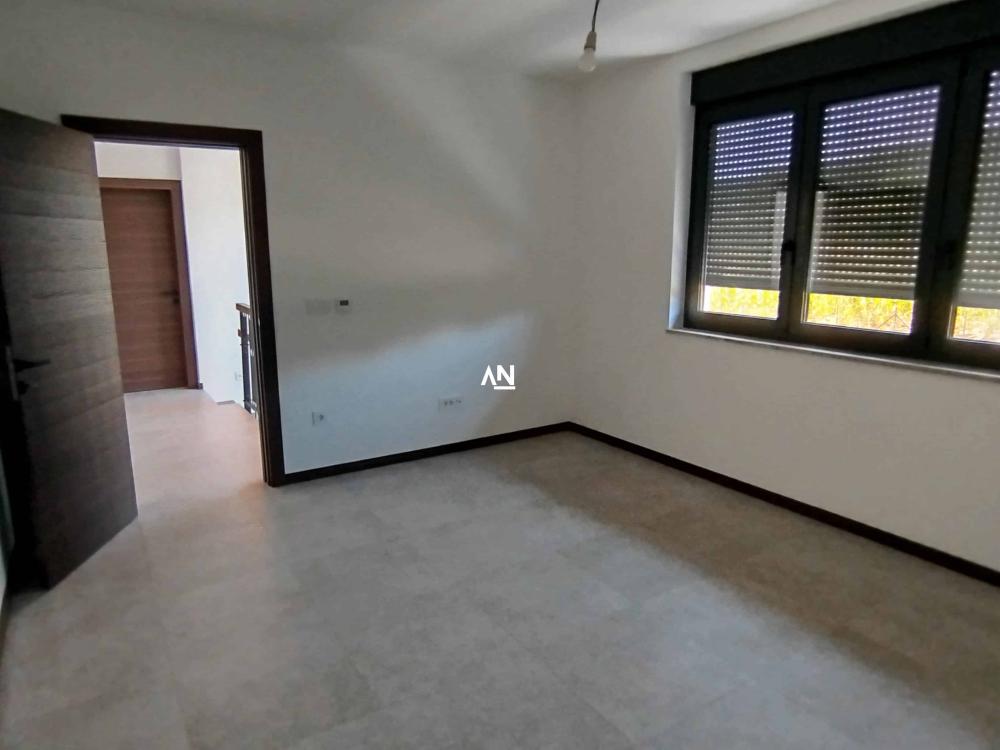 Slika 9 - Braće Stošić,  Kuća na prodaju, 300m2, 550.000€
