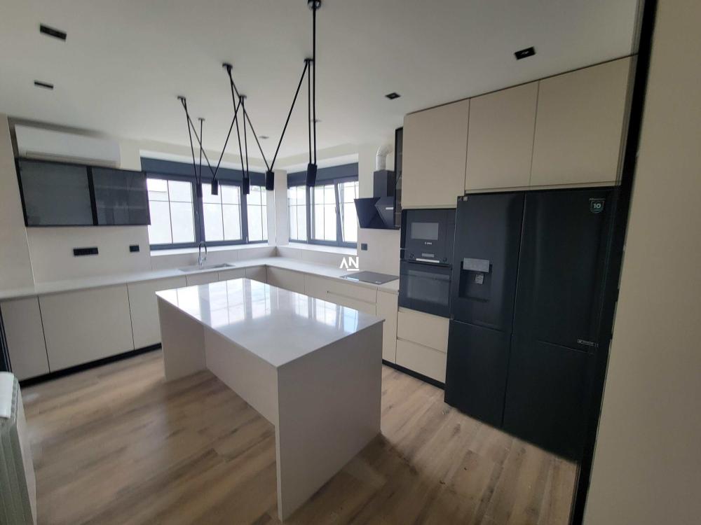 Slika 9 - Despota Stefana Lazarevića,  Kuća na prodaju, 350m2, 550.000€