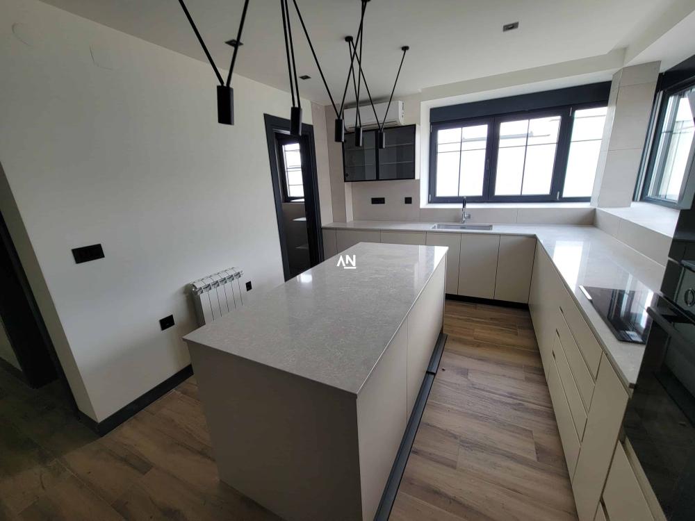 Slika 10 - Despota Stefana Lazarevića,  Kuća na prodaju, 350m2, 550.000€