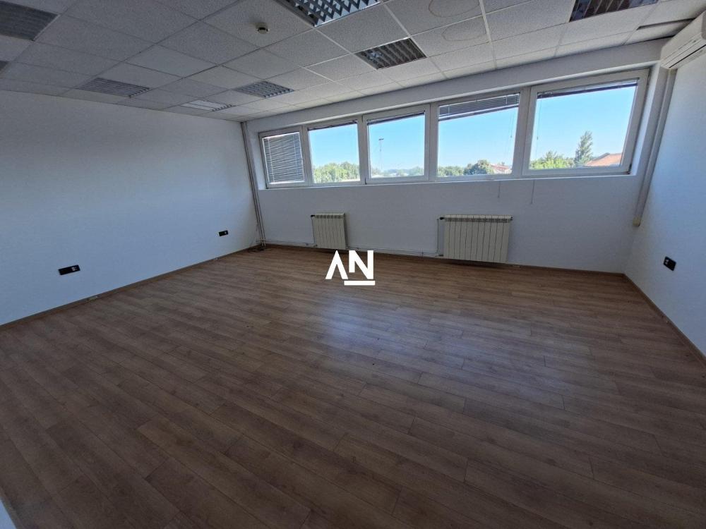 Slika 8 - Cara Dušana,  Lokal za izdavanje, 216m2, 2.850€