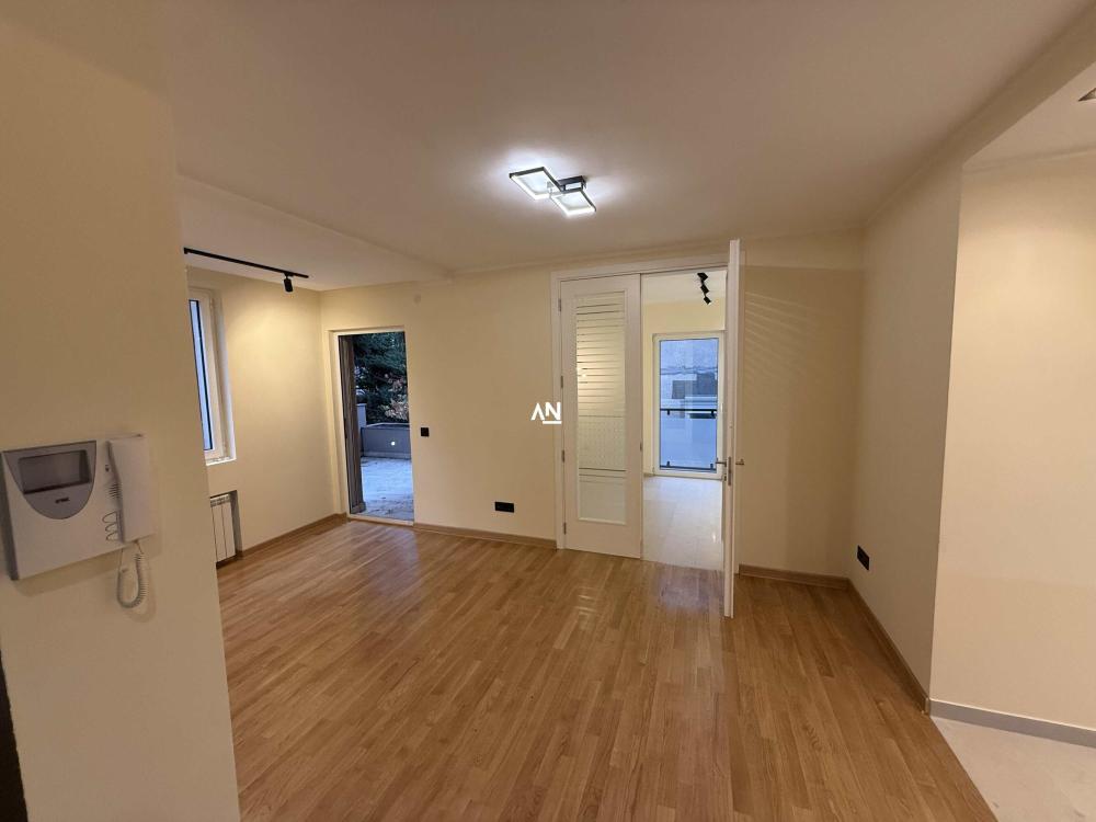 Slika 1 - Nikole Đurkovića, Četvorosoban stan na prodaju, 93m2, 300.000€