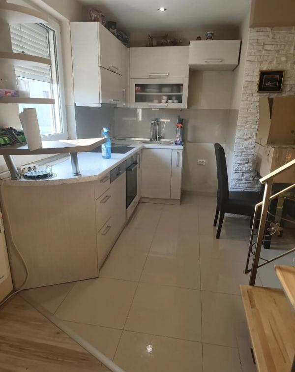 Slika 1 - Borča, Četvorosoban stan na prodaju, 75m2, 92.000€