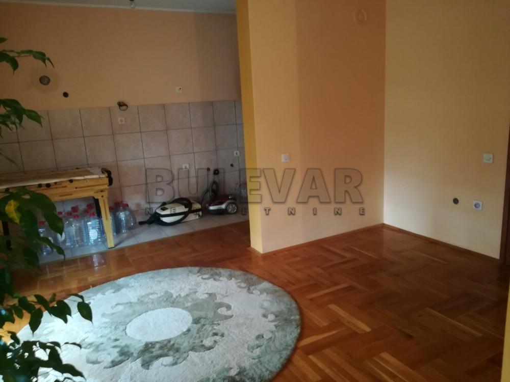 Slika 6 - Bagremova, Četvorosoban stan za izdavanje, 210m2, 900€