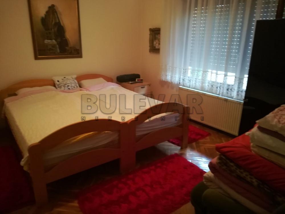 Slika 3 - Bagremova, Četvorosoban stan za izdavanje, 210m2, 900€