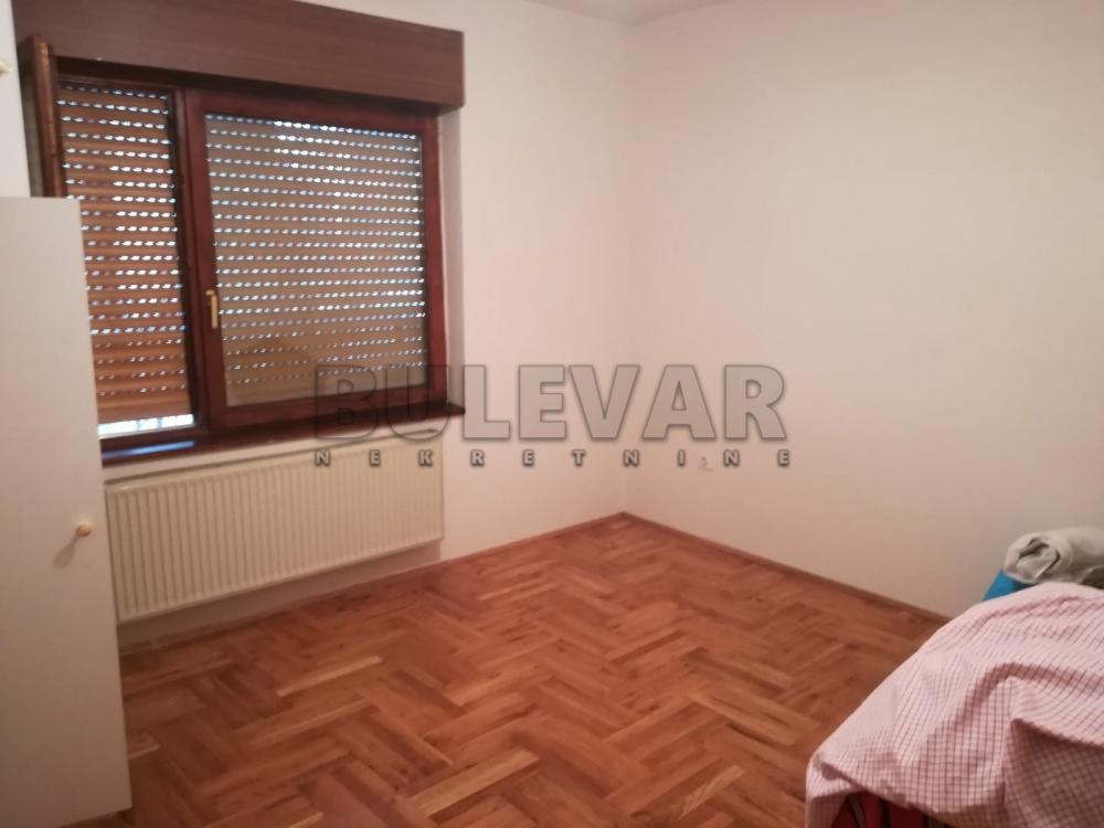 Slika 8 - Bagremova, Četvorosoban stan za izdavanje, 210m2, 900€