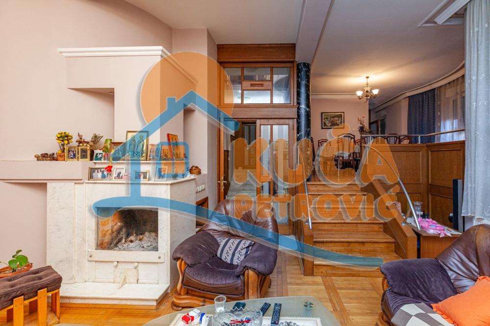 Slika 1 - Jug Bogdanova,  Kuća za izdavanje, 300m2, 2.000€